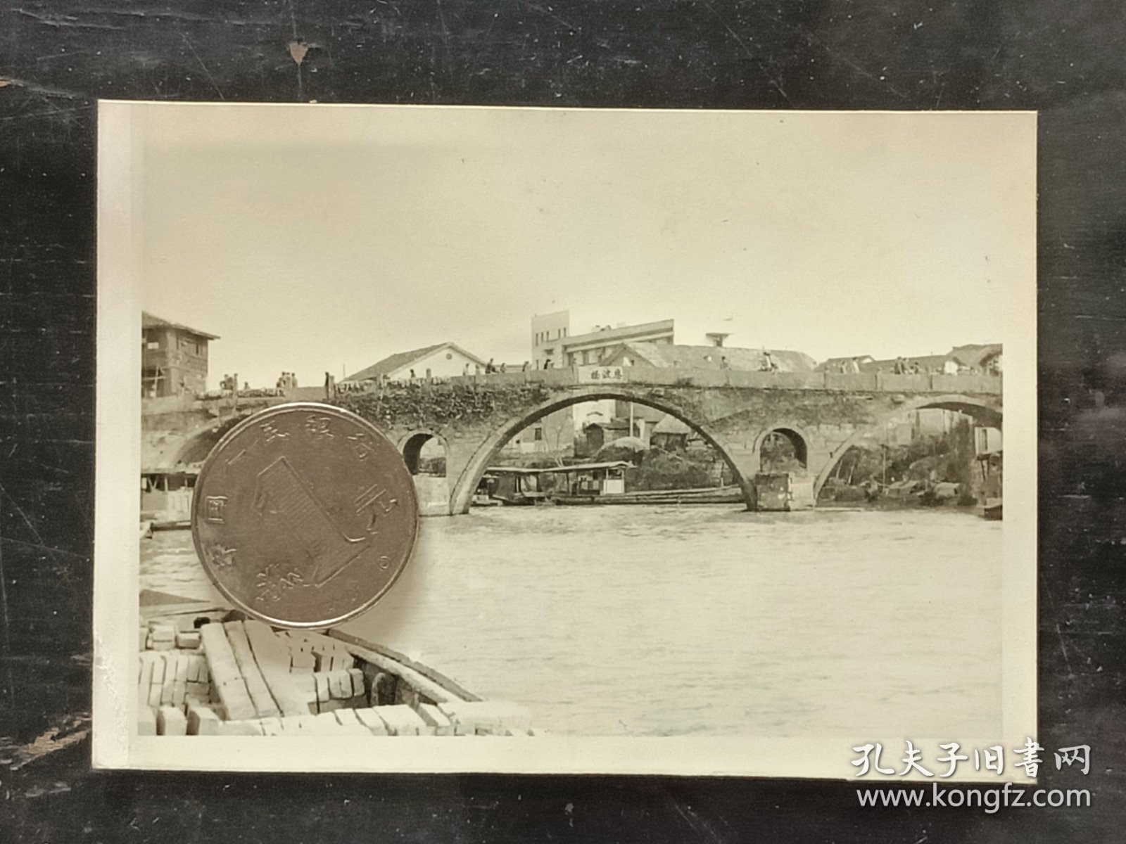 【稀见老照片】1980年代初摄浙江省杭州市富阳区恩波桥银盐老照片1帧。