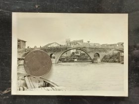 【稀见老照片】1980年代初摄浙江省杭州市富阳区恩波桥银盐老照片1帧。