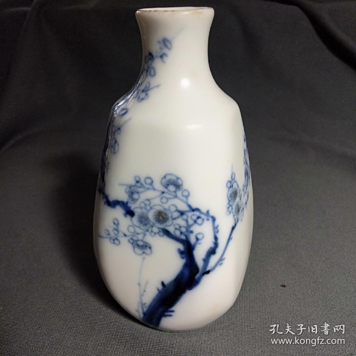 老瓷青花瓷，画梅花方瓶，细腻润泽收藏瓷
