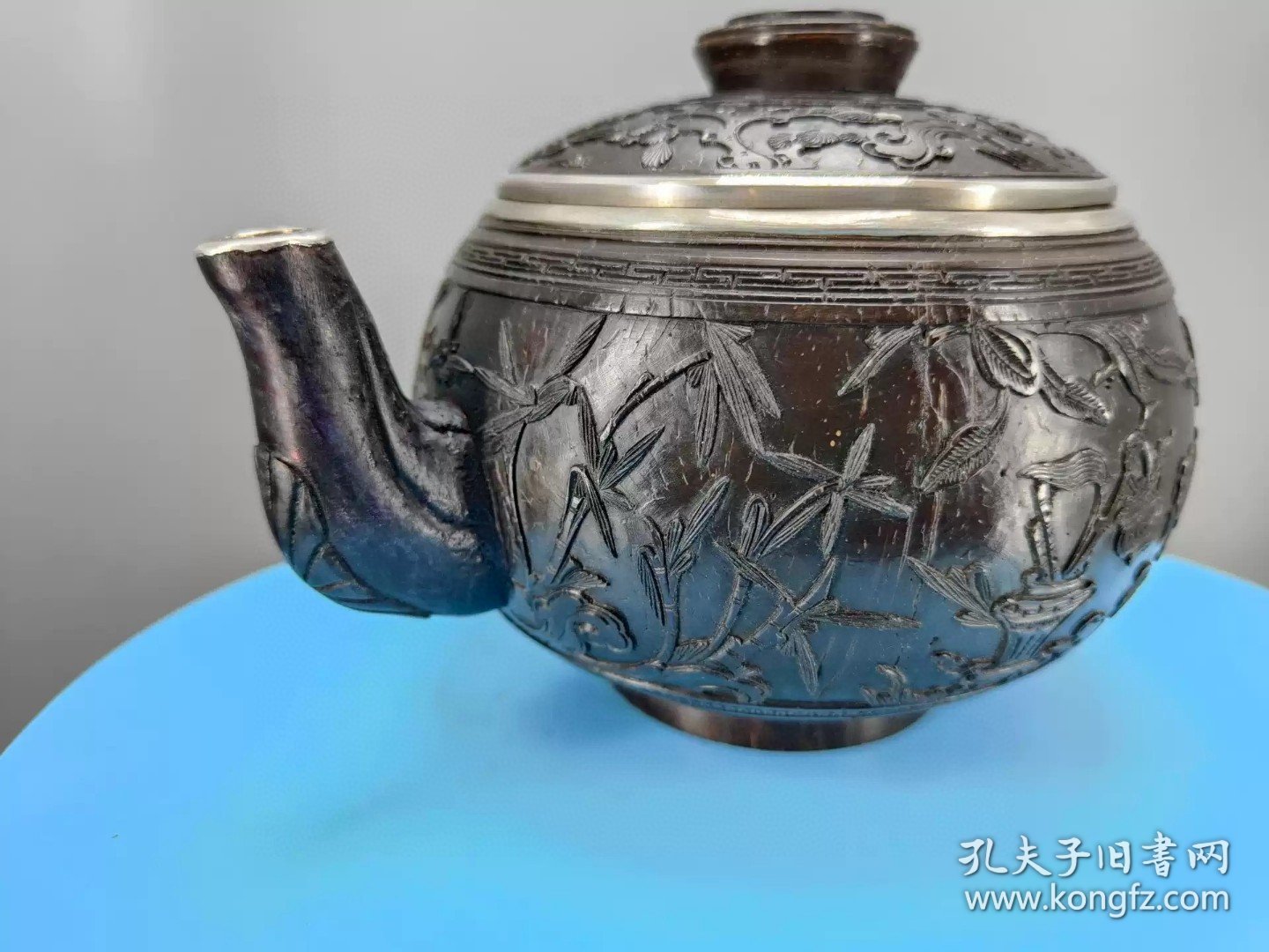 清代椰子壳雕花包银茶壶