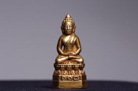 纯金释迦牟尼随身佛
高3.9厘米，长1.8厘米，宽1.2厘米，重25.2克