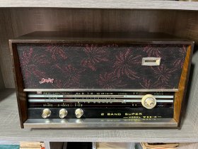 红灯711-2电子管收音机，20世纪70年代上海无线电二厂生产，品相完美。，正常使用，声音洪亮，高26.7厘米，长44.3厘米，宽20厘米，极具怀旧色彩。