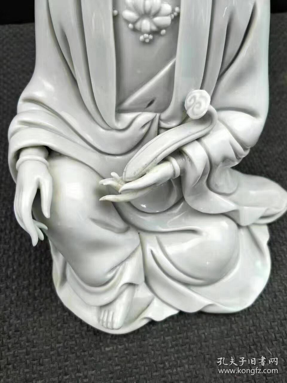 明代德化瓷菩萨一尊，精工雕塑而成，神态自然安详，形象逼真栩栩如生！色彩纯正细腻温润如玉！品相一流！