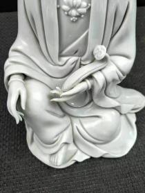 明代德化瓷菩萨一尊，精工雕塑而成，神态自然安详，形象逼真栩栩如生！色彩纯正细腻温润如玉！品相一流！