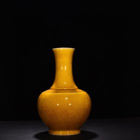 瓷器 清雍正米黄釉冰裂纹赏瓶 高26厘米 宽20厘米