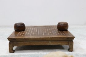 围棋桌、罐一套，棋桌为老榆木材质，围棋罐选用上等榉木制做，花纹图案优美，光滑细腻，简洁而不失高雅，雕刻精美，做工精致，美观大方，书房用品，文雅大气的书房风格，保存完好，棋桌尺寸：70x70x10厘米，罐尺寸直径13厘米，高9厘米