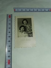 老照片-----1956年《两少女》！（布纹纸，上海梅兰照相）