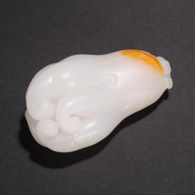 和田玉籽料佛手型挂件尺寸：高6.2宽3.7厚2.7cm重74g精选和田玉籽料，玉质温润、白度一级，油性十足、雕就佛手、透雕技法、寓意好、把玩舒适、包浆醇厚、收藏精品