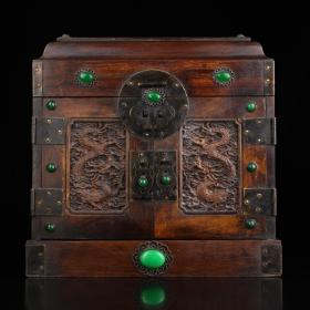 旧藏 镶嵌宝石花梨木雕刻龙纹官箱   柜箱一个
品相保存完好   刻工精细
重3041克 高25厘米 宽24厘米