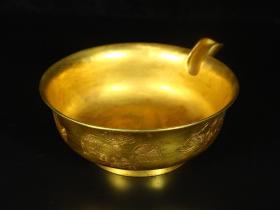 珍藏铜鎏金酒器
长18.5厘米，宽15.5厘米，高6.5厘米，重566克