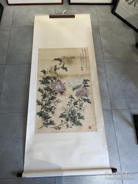 上海文物公司旧藏海上三菊之繆谷瑛绢本花卉立轴106*64
缪谷瑛（1875～1954）现代国画家。字莆孙，号由里山人、晚香室主。江苏江阴人。为黄山寿再传弟子。工画花卉，最擅写菊。寄居上海，曾任教于仓圣明智大学，为国画教师。时哈同爱俪园中名菊甚众，其课余必往写生。工笔彩绘，极得秋色晚香之盛。经历年积累，笔下所绘之菊达三百余种，时人称之为“画菊专家”。工诗，有《晚香室诗钞》稿。1925年与吴昌硕、王震