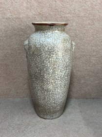石湾窑哥釉兽耳瓶 高 22.5cm。 口沿下一磕皮，器身一条开片加深。 其余完整。