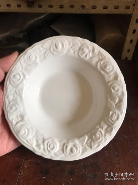 浮雕白瓷盘子一只0