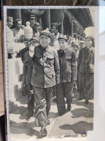 50-70年代老的的毛主席宣传画剪报图片正面“毛主席与亲密战友林彪以及江青等接见红卫兵”背面“毛主席与亲密战友林彪”(买家注意，是图片，不是照片。)