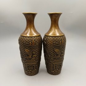 黄铜 鱼跃龙门铜花瓶一对 尺寸:口径3.8厘米 宽5.5厘米 高17厘米 重量约:885克