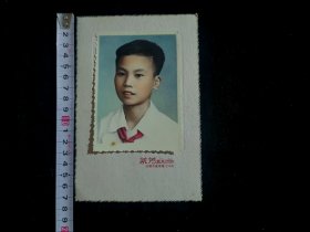 原衬板手工上色少先队员照片（尺寸见图，左下端一处斑点）