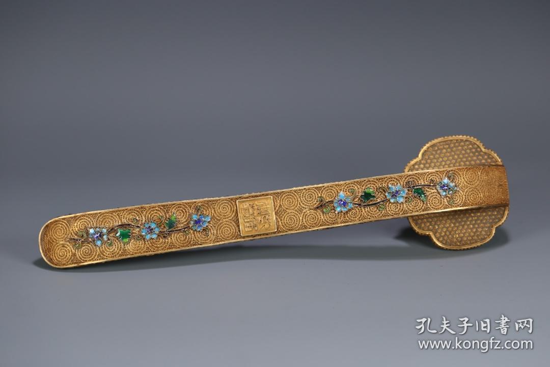 回流 老和田玉如意摆件、金镶玉、和田玉整雕如意、鎏金花丝镶嵌、如意头多宝镶嵌童子送福、立体感强，形制精美，状态良好、全品、尺寸：38.5*10*6.5厘米、重1046克！