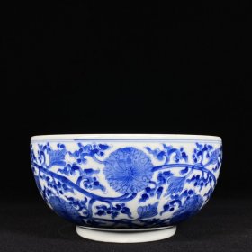 青花缠枝花纹碗