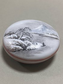 七十年代雪景印泥盒 直径 8.2cm。 景德镇厂瓷，量少画片精美，值得收藏。 品相完美。