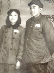 解放初美女女兵女军人女军官与帅哥中国人民解放军着50式军装合影照片1.背后有姓名