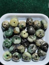 A货老翡翠配珠25颗，15元一颗，随机发货，老货，风化，有瑕有纹裂有的形状一般。