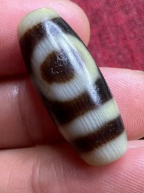 藏传 百年 一眼靠山老天珠 还是一颗稀少的斑马纹 老天珠 包浆老道 皮壳熟润 润入胎骨 手感如糕如脂 脱手欲出 纯天然手工珠 28*12MM