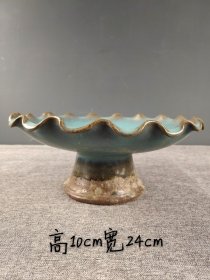 旧藏：均窑，窑变荷叶边高足盘 规格：高10宽24cm 简介：釉面肥润，疏朗分明，纯手工胎，造型端庄周正，敦厚古朴，品相完整，成色如图