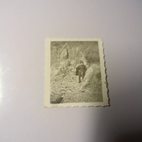 老照片–穿大衣的青年在山崖旁留影（1）