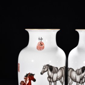 清乾隆郎世宁绘珐琅彩骏马纹灯笼瓶 高34厘米 宽18厘米