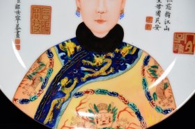 清乾隆年郎世宁作珐琅彩皇帝皇后像盘
5*22厘米