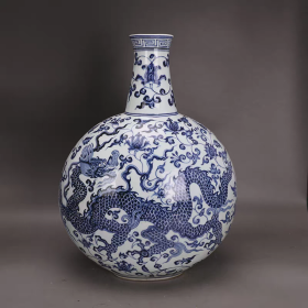 明青花缠枝莲龙纹抱月瓶