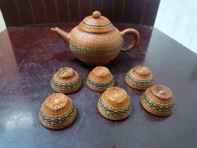 早期老竹编茶具一套，宜兴紫砂独孔水平壶含6个小茶杯。（品相完好）