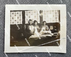 抗战时期 中国华东沦陷区汉奸良民家里的几名少女正在用针线织东西 原版老照片一枚