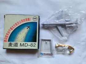 北方航空麦道-82飞机模型 北方航空MD-82飞机模型 金属飞机模型 北方航空公司成立于1990年，是当时中国民航总局直属六大骨干航空公司之一。2002年北方航空公司与南方航空公司、新疆航空公司重组成新的南方航空股份有限公司。麦道82飞机是麦道80飞机系列中80型的改进型。是麦道飞机公司DC-9飞机发展来的中短程飞机。与波音737，空中客车320属于同一级别。航天纪念 航空纪念 航空航天纪念品