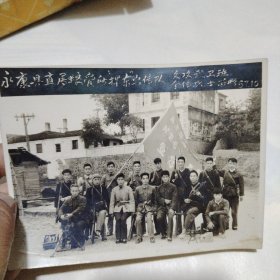 1967年 永康县直属粮管所“捍东”宣传队 文攻武卫班全体战士留影，尺寸的14.5x11，场面火爆