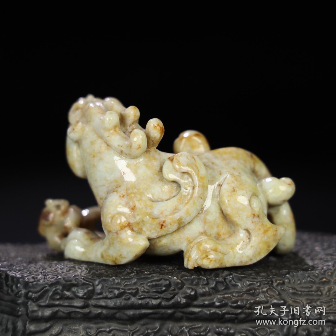 点击查看原图 旧藏 和田玉子母兽摆件,玉质细腻油润,包浆老道,,尺寸 高 5.4厘米,长 8.8厘米,宽 5.8厘米,重 214.5克!