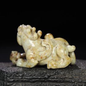 旧藏 和田玉子母兽摆件,玉质细腻油润,包浆老道,,尺寸 高 5.4厘米,长 8.8厘米,宽 5.8厘米,重 214.5克!