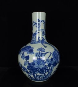 清乾隆豆青釉青花花鸟纹天球瓶；45x27厘米