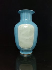 瓷器，清.，青釉开窗山水纹冬瓜瓶,，尺寸31.5㐅19厘米。。。
