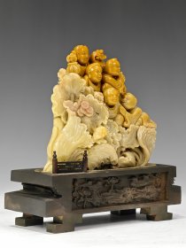 【寿山石】四大印章石之首“寿山石”满工雕刻“多子多财”人物纹摆件。 整体纯手工满工雕刻，刻画人物形象细腻，赋予动感，其画面饱满，关系紧密，排列有序，工艺精湛一流。寿山石晶莹脂润，色彩斑斓，色界分明，呈色稳定，发色自然，美不胜收。其入手湿润、细腻，手感极佳，压手十足，配合寿山石本身天然的色彩，后天艺术的巧琢，呈现之图中成品美轮美奂之效果，实乃艺术品寿山石之瑰宝一件！