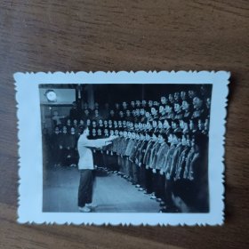 1976年76届全体红学生在虹口区文化馆三首歌曲留念照片（庆祝粉碎“四人帮"胜利）