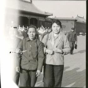 【老底片Z01768】《大姨与表姐来北京》曹氏姐妹系列底片，120黑白负片底片一张