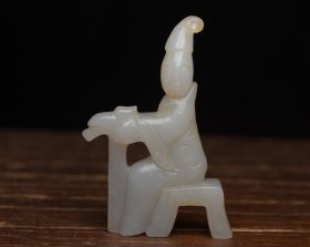 和田玉人 规格: 6.8×3.8×1.2厘米，重 36克。 玉质温润细腻，沁色自然，刀功老道，皮壳包浆一流，雕刻生动，线条流畅，品相完美！