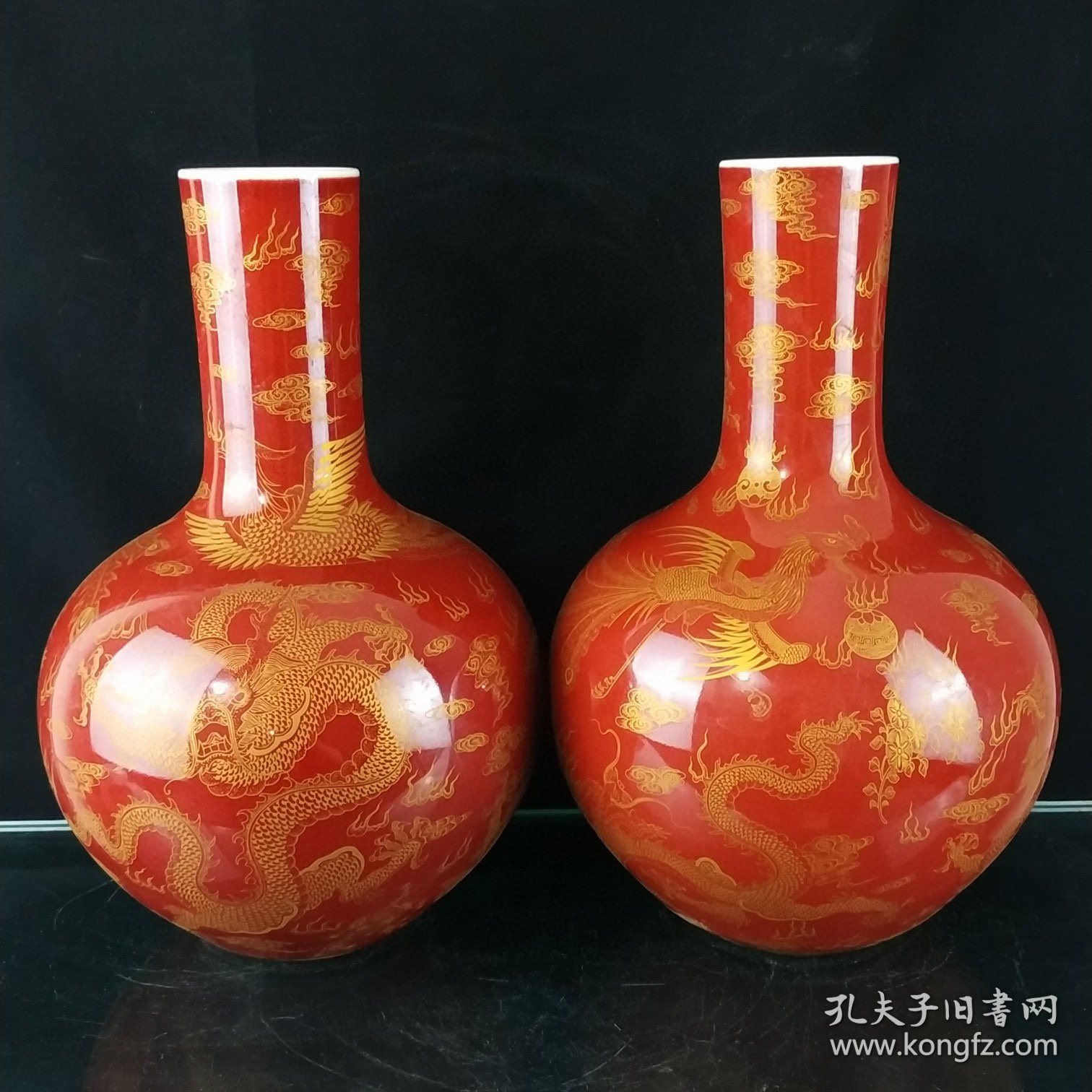 大清康熙郎红釉描金龙凤呈祥天球瓶一对
