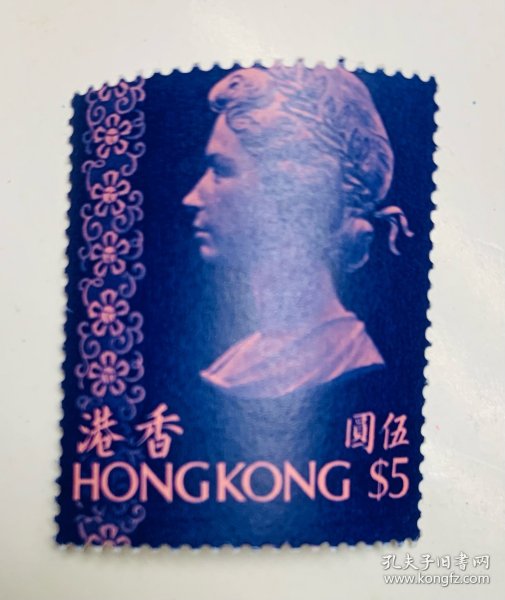 1973年香港发行/维多利亚普通邮票 蓝色5元一枚，主图上行移位 3 毫米， 邮票上部裁切位已到主图头顶发髻部分， 属于异形移位普票，流出较少，少见邮品。 保存完好，原胶无贴，背胶原色，全品 标准。