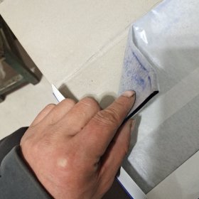 超英（佳蓝)薄型复写纸，双面蓝色，10大一小共十一包算十包。小的是100张的，大的感觉厚度差不多。有的盒子有水印，里面没事。