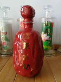 酒瓶。“枣”成功大红枣造型陶瓷酒瓶。（非钱币，烟标，邮票，连环画）