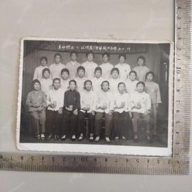 老照片（全体女战士）：70年东红街五七活性炭厂全体战士合影，戴毛主席像章、手拿红宝书！