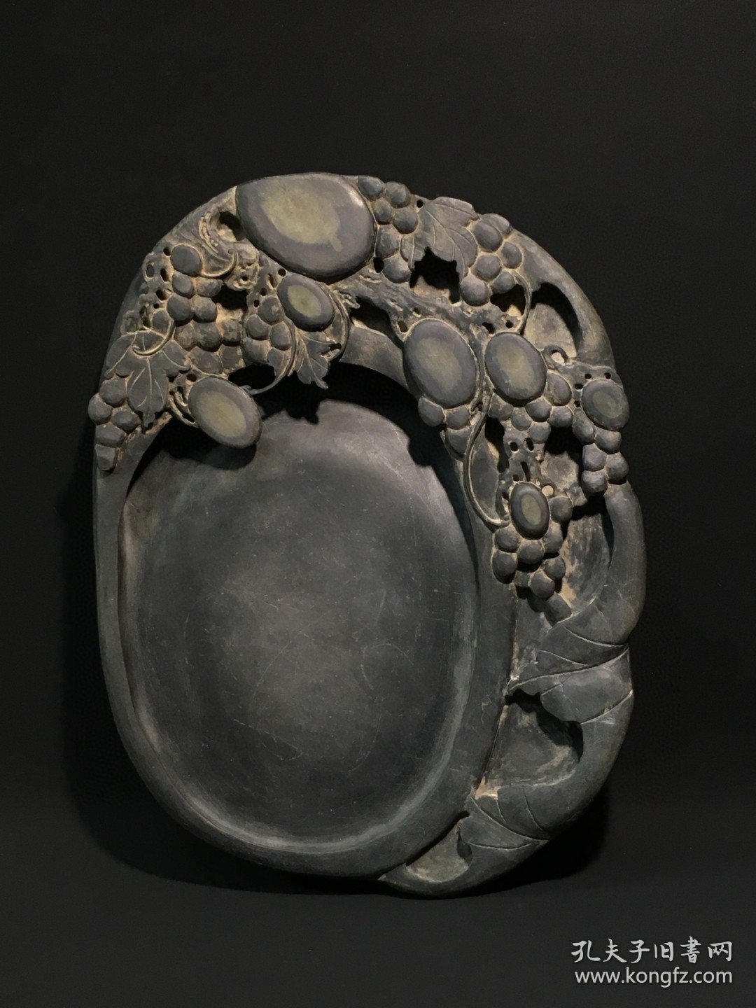 ￼ ￼ ￼ 旧藏端砚 多子多福，石料完美，质地细腻，古朴自然，整砚天然石眼丰富，清晰明亮，巧刻葡提构思巧妙，工艺精湛，砚背铭文劲挺，刀工犀利，包浆浑厚，款：孙智敏。收藏赏用珍品。 尺寸：25/19/4cm。重3.06公斤。