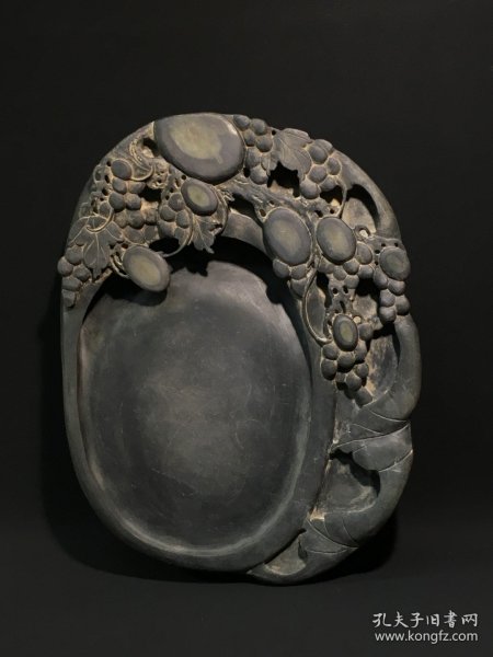 ￼ ￼ ￼ 旧藏端砚 多子多福，石料完美，质地细腻，古朴自然，整砚天然石眼丰富，清晰明亮，巧刻葡提构思巧妙，工艺精湛，砚背铭文劲挺，刀工犀利，包浆浑厚，款：孙智敏。收藏赏用珍品。 尺寸：25/19/4cm。重3.06公斤。